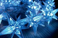 Modře svítící hvězdy dekorativního Garth LED osvětlení podtrhnou slavnostní atmosféru vánočních svátků.