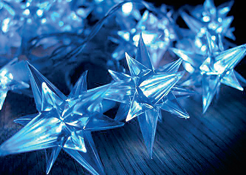 Modře svítící hvězdy dekorativního Garth LED osvětlení podtrhnou slavnostní atmosféru vánočních svátků.