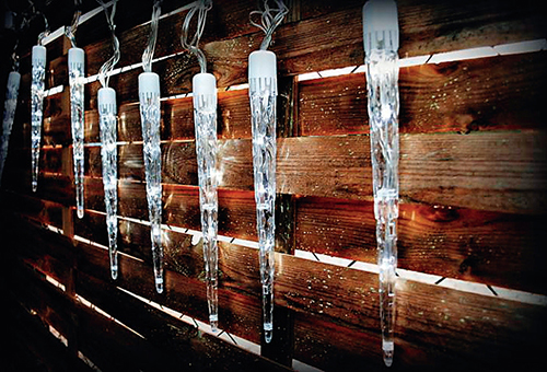 Ledově bílé dekorativní LED osvětlení ve tvaru rampouchů v zimě rozzáří váš dům i zahradu.