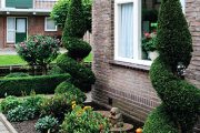 Dokonalé využití malého prostoru před domem můžete objevovat například v Holandsku.