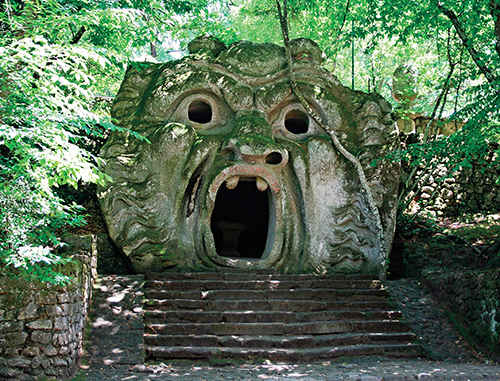 Nejznámější socha parku – Křičící tvář představuje děsivý obličej s pekelnou tlamou. V parném dni poskytuje tlama osvěžující chládek.