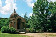 Chrám Tempio del Vignola se symbolikou planet a zvěrokruhu, jenž je místem věčného odpočinku, vytvořil významný architekt Giacomo 7 Barozzi da Vignola.