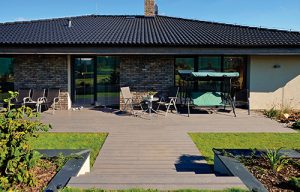 Terasa patří k nejnamáhanějším dřevěným povrchům. Zde je materiál Real Deck slezský modřín povrchově ošetřen prostředkem Osmo Terasový olej šedý č. 19. Terasa patří k nejnamáhanějším dřevěným povrchům. Zde je materiál Real Deck slezský modřín povrchově ošetřen prostředkem Osmo Terasový olej šedý č. 19.