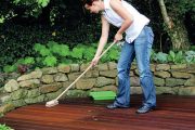 Čištění terasy pomocí Osmo čističe dřevěných teras je snadné.