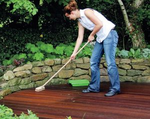 Čištění terasy pomocí Osmo čističe dřevěných teras je snadné.