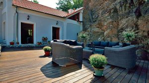 Venkovní terasa Real Deck ze sibiřského modřínu vypadá pěkně díky ošetření prostředkem Osmo Terasový olej černý č. 20. Venkovní terasa Real Deck ze sibiřského modřínu vypadá pěkně díky ošetření prostředkem Osmo Terasový olej černý č. 20.