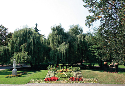 Květinové hodiny a četné plastiky zdobí lázeňský park v Poděbradech.