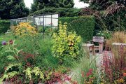 Tato moderní rodinná zahrada bez trávníku spontánně spojuje prvky ozdobnosti i užitkovosti.