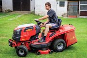 Výkonnější zahradní traktor bývá vybaven hydrostatickou převodovkou, která usnadňuje obsluze práci a poskytuje jí určitý komfort. Šířka záběru činí u podobného stroje zpravidla více než metr.
