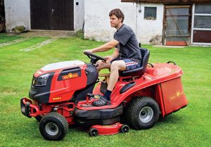 Výkonnější zahradní traktor bývá vybaven hydrostatickou převodovkou, která usnadňuje obsluze práci a poskytuje jí určitý komfort. Šířka záběru činí u podobného stroje zpravidla více než metr. Výkonnější zahradní traktor bývá vybaven hydrostatickou převodovkou, která usnadňuje obsluze práci a poskytuje jí určitý komfort. Šířka záběru činí u podobného stroje zpravidla více než metr.