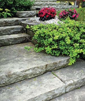 Pokud schody z obou stran zapustíte do terénu, například do záhonů s trvalkami, stanou se harmonickou součástí zahrady.