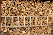 Základem pro správné uskladnění dřeva je dobře větrané a suché místo