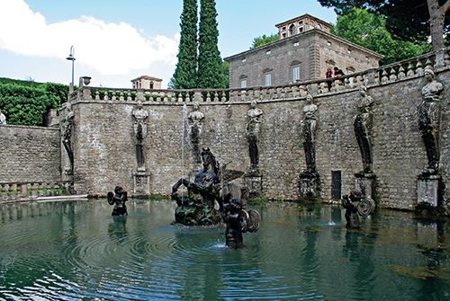 Pegasova fontána je v horní části ohraničená zdí s balustrádou ozdobenou bustami múz.