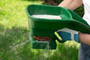 Pro jarní hnojení trávníku použijte hnojivo určené přímo pro toto období.