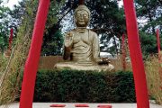 Meditační místo v Asijské zahradě střeží čtyřmetrový Buddha.