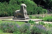 Zahradu léčivých rostlin hlídá lev od sochaře Giuseppe Brigoniho.