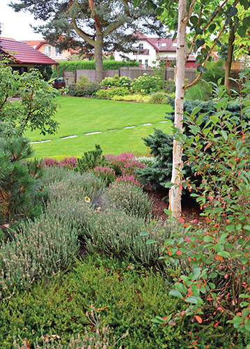 Zahrada vznikla v devadesátých letech minulého století ve stylu, který byl pro tehdejší dobu typický a objevuje se i dnes.