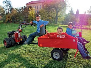 Vybavení přívěsu může zahrnovat plachty o různých výškách a barvách, laminátová víka a kotevní úchyty, které bezpečněji zafixují převážený náklad k ložné ploše.