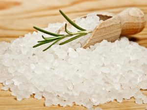Pro výrobu peelingu se výborně hodí mořská sůl.