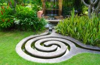 Netradiční vodní prvky se uplatní především v minimalistické zahradě.
