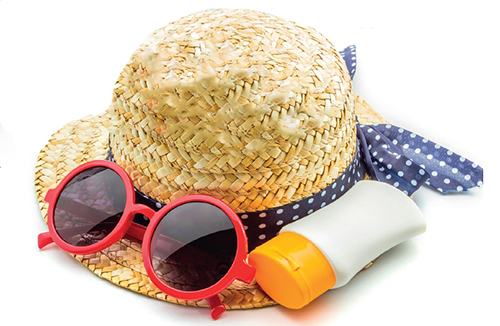 Vyhýbejte se polednímu slunci, používejte krém s vysokým ochranným faktorem, noste klobouk, sluneční brýle a hodně pijte.
