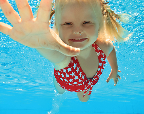 Čistý bazén je základ pro zdravé koupání dětí.