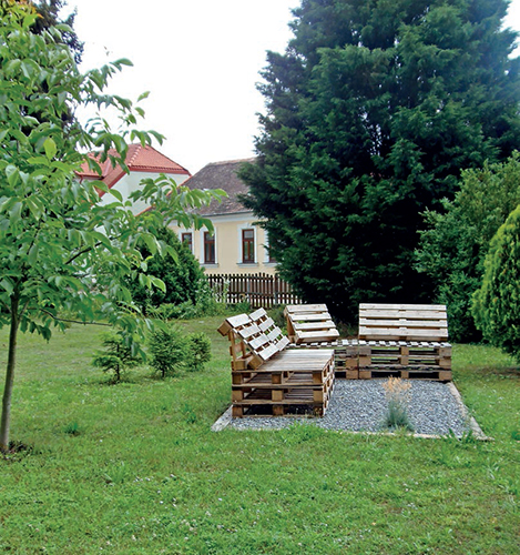 Nábytek lze skutečně vyrobit téměř z čehokoliv. Zkuste se inspirovat netradičním posezením z dřevěných palet. Nábytek lze skutečně vyrobit téměř z čehokoliv. Zkuste se inspirovat netradičním posezením z dřevěných palet.