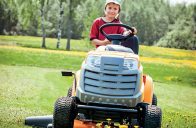 Práce se zahradním traktorem je spojená s potěšením z jízdy.