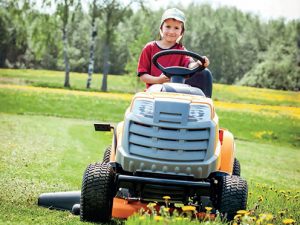 Práce se zahradním traktorem je spojená s potěšením z jízdy.