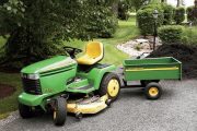Výhodou zahradních traktorů je možnost přikoupit si bohaté příslušenství.