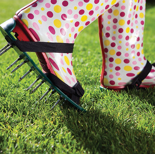 Šikovným řešením pro povrchově zhutněné trávníky jsou aerifikační nástavce na boty.