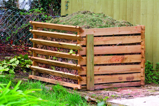 Nejčastěji se kompost dává do dřevěných ohrádek z latěk.