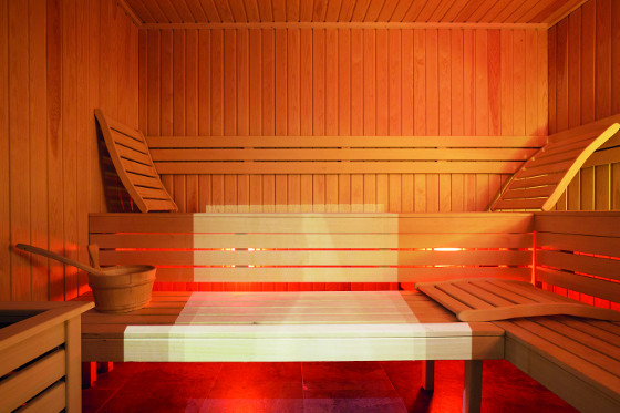 Lavice v sauně je dobré doplnit volně položenými opěrkami zad a hlavy, aby si je každý mohl nastavit podle sebe a dopřát si maximální pohodlí.