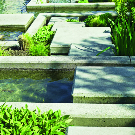 Odolný beton je vhodný i na obrubníky k bazénům a jiné vodní prvky.
