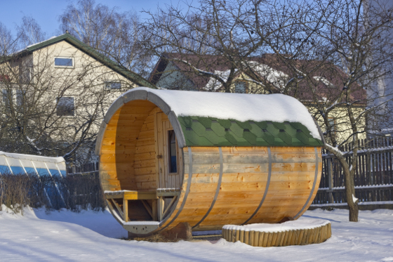 Pokud si na zahrdaě postavíte venkovní saunu, můžete posilovat svou imunitu střídavým pobytem v teple a chladu.